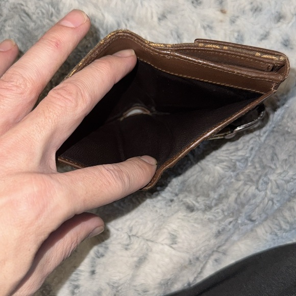 Women’s or Men's Gucci GG monogram canvas Key locking hardware Bi-Fold wallet! - Picture 14 of 17